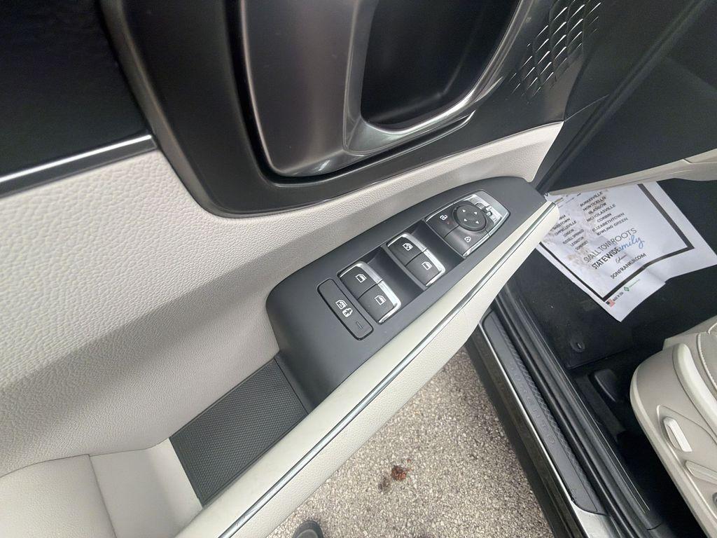 used 2025 Kia Sorento Hybrid car, priced at $34,990
