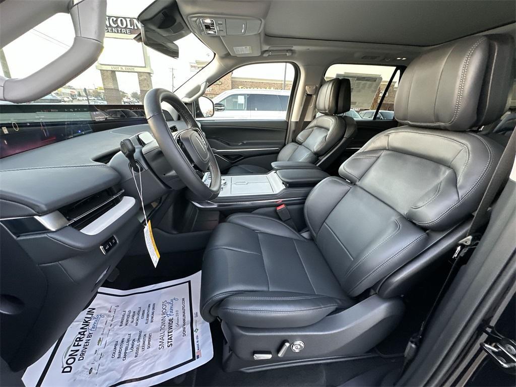 new 2025 Lincoln Navigator car, priced at $97,181