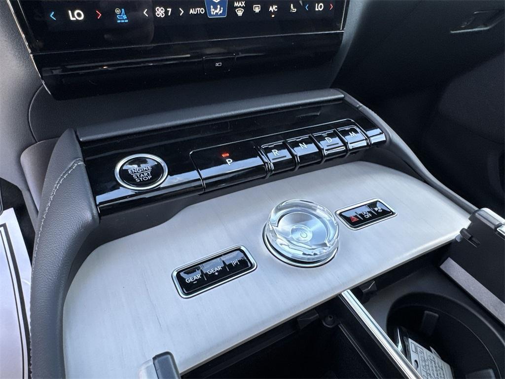 new 2025 Lincoln Navigator car, priced at $100,261