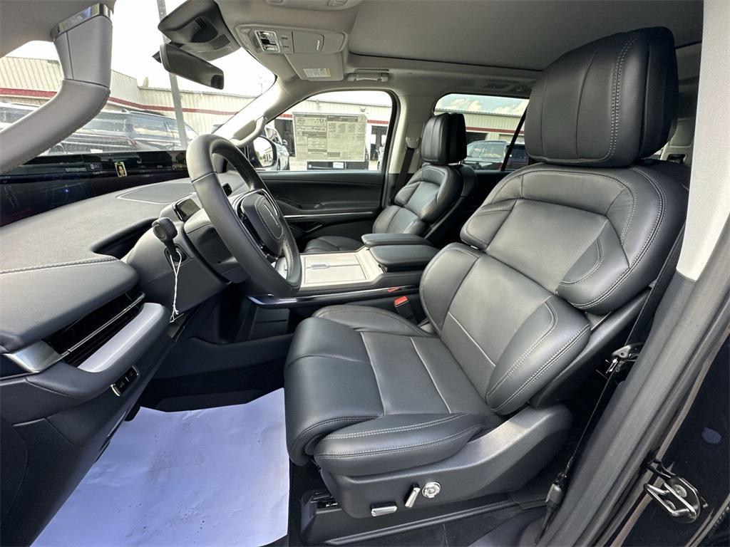 new 2025 Lincoln Navigator car, priced at $94,200