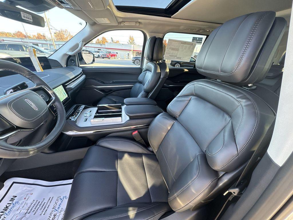 new 2025 Lincoln Navigator car, priced at $94,333