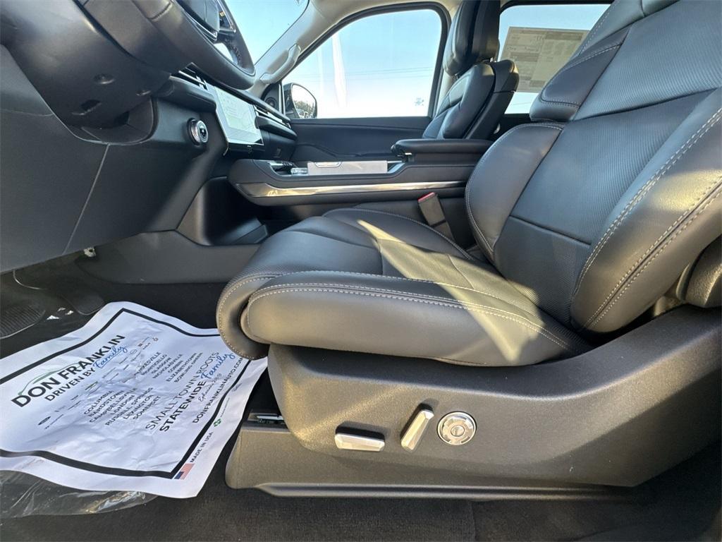 new 2025 Lincoln Navigator car, priced at $97,833
