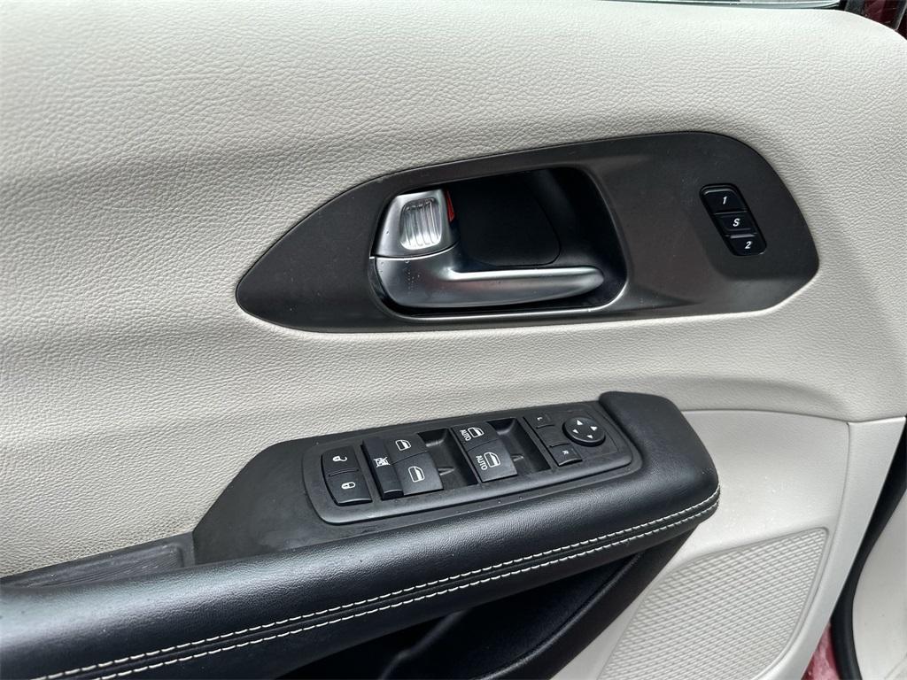 used 2023 Chrysler Pacifica car, priced at $32,848