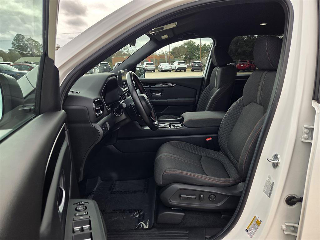 used 2025 Honda Pilot car, priced at $37,375