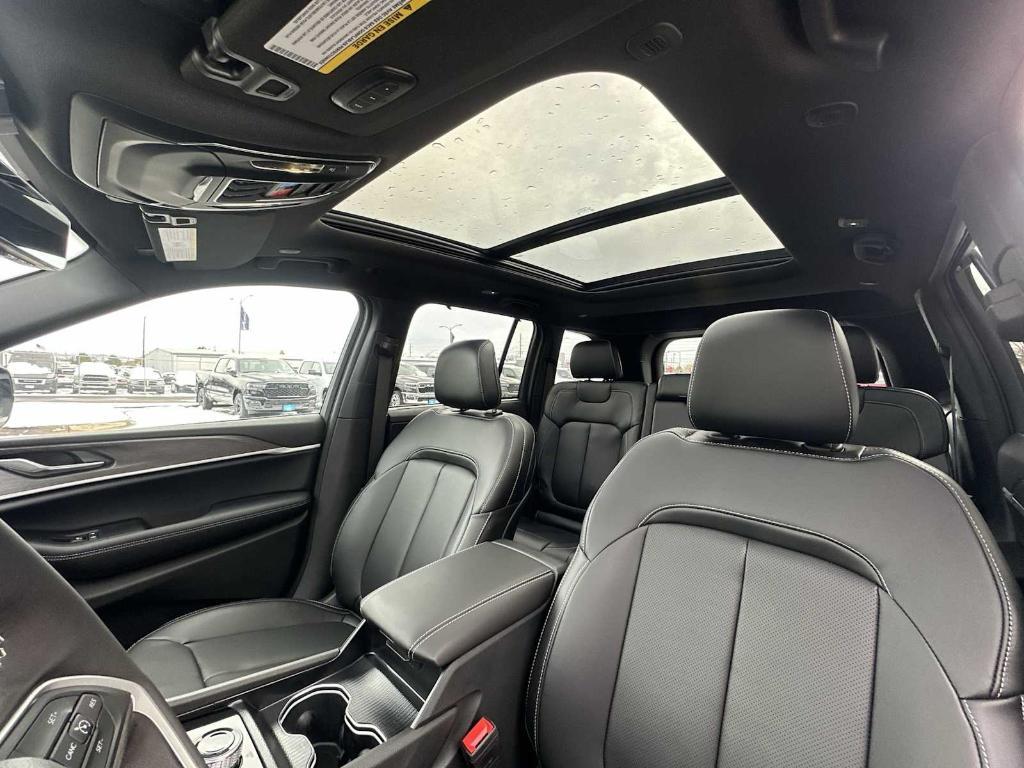 new 2025 Jeep Grand Cherokee car, priced at $50,777