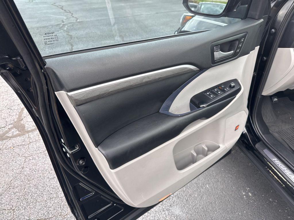 used 2019 Toyota Highlander Hybrid car, priced at $23,587
