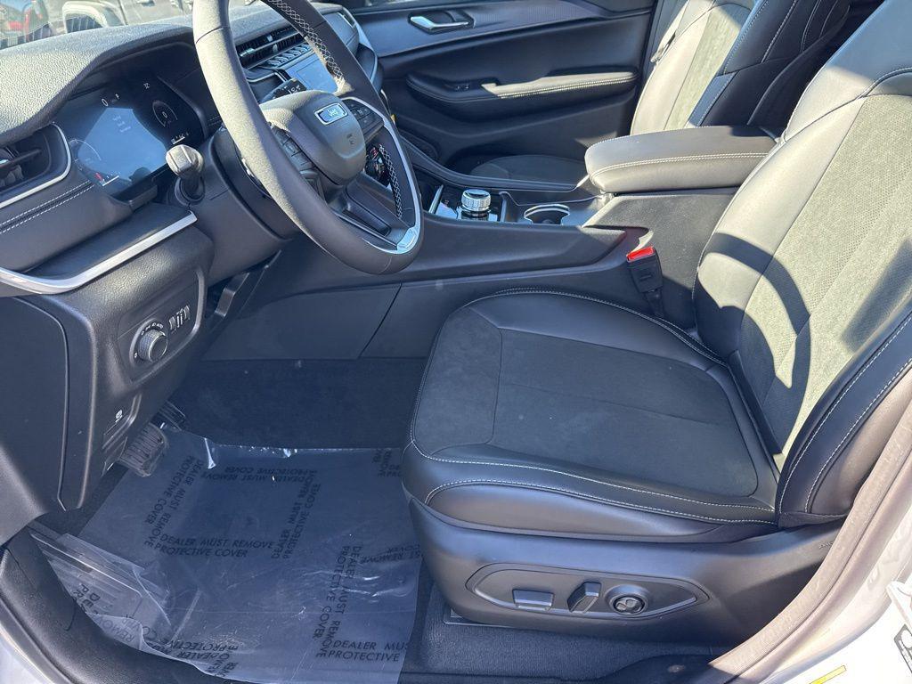 new 2025 Jeep Grand Cherokee car, priced at $45,330