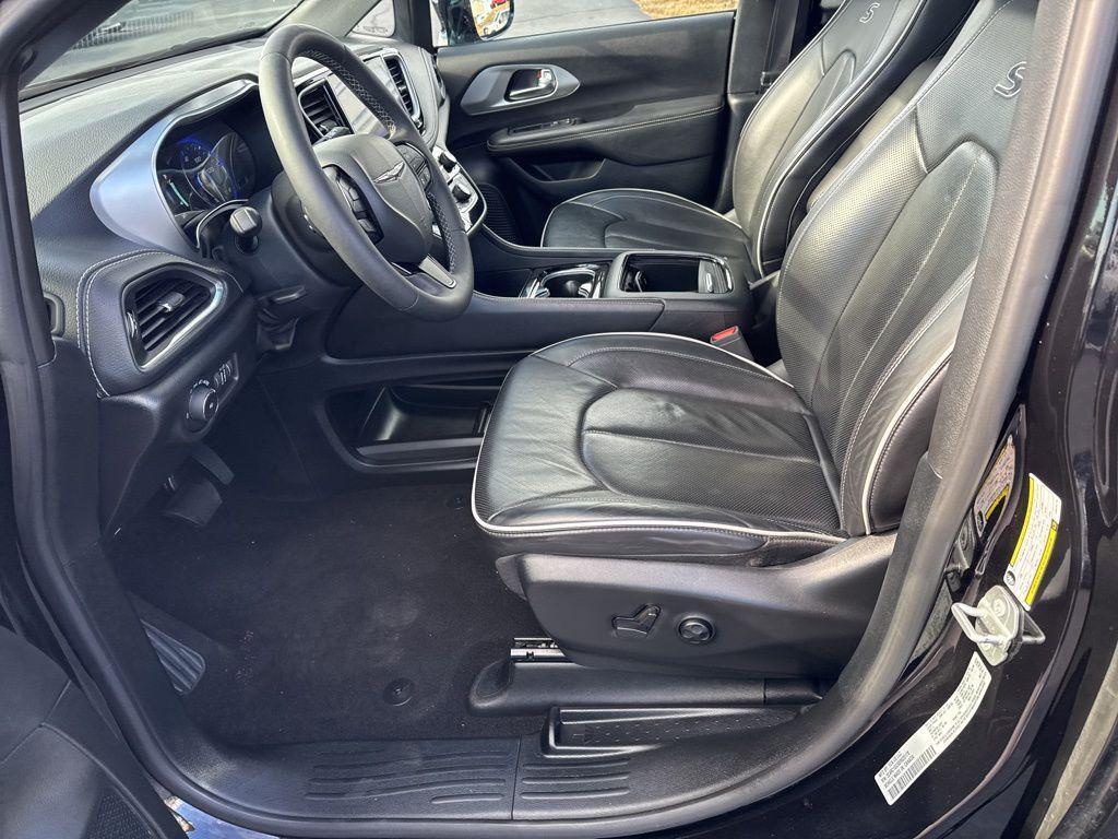 used 2025 Chrysler Pacifica car, priced at $34,784