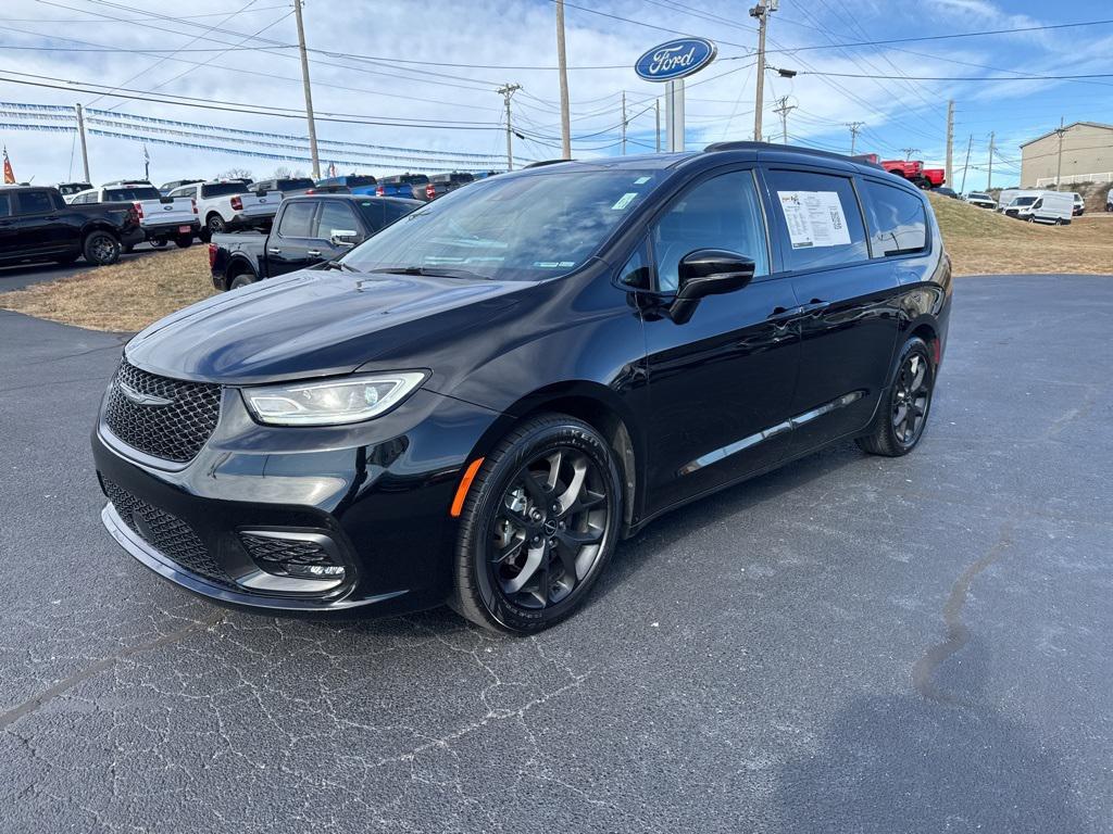 used 2025 Chrysler Pacifica car, priced at $35,700
