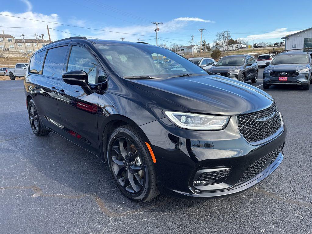 used 2025 Chrysler Pacifica car, priced at $34,784