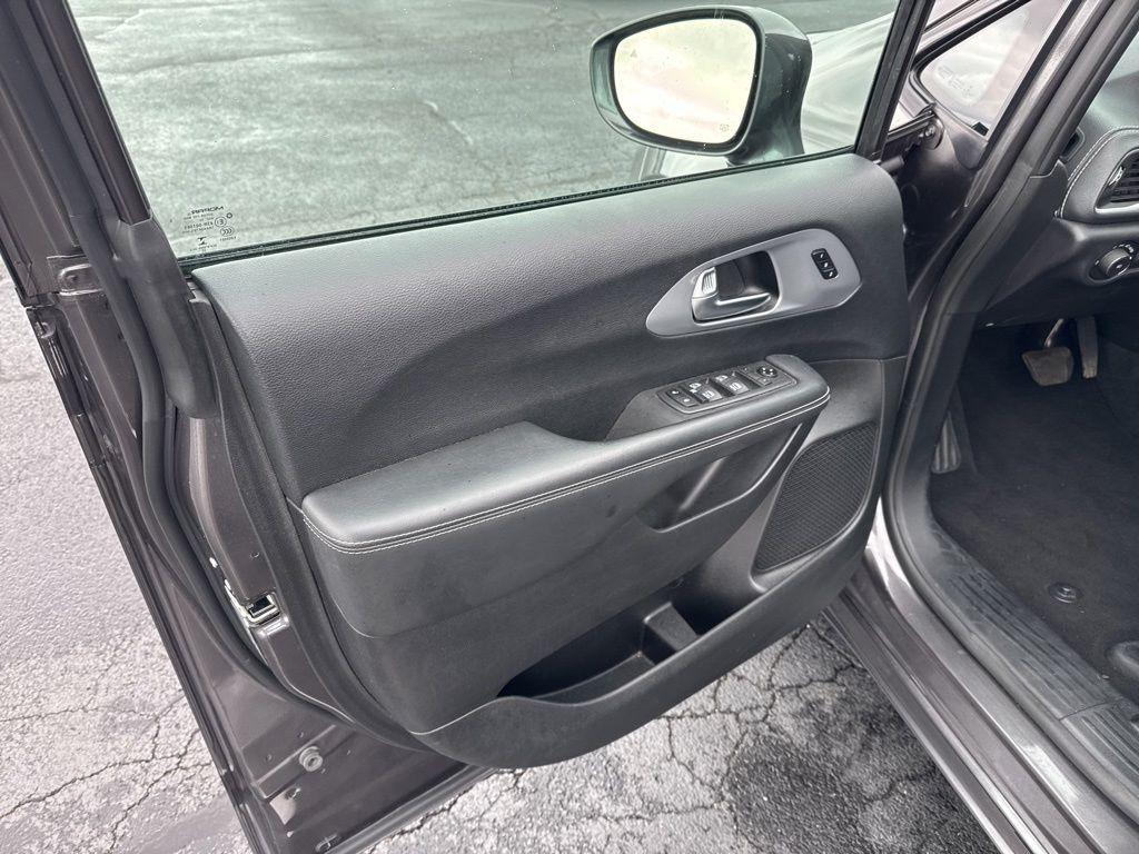 used 2021 Chrysler Pacifica car, priced at $27,657