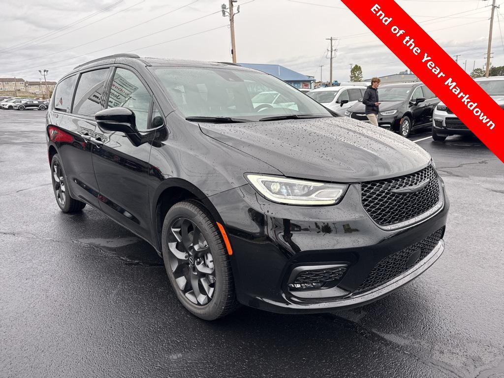new 2026 Chrysler Pacifica car, priced at $52,295