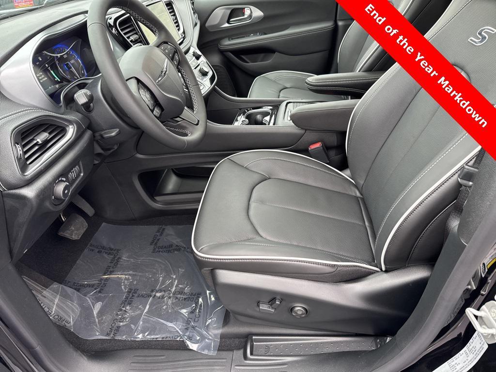 new 2026 Chrysler Pacifica car, priced at $52,295