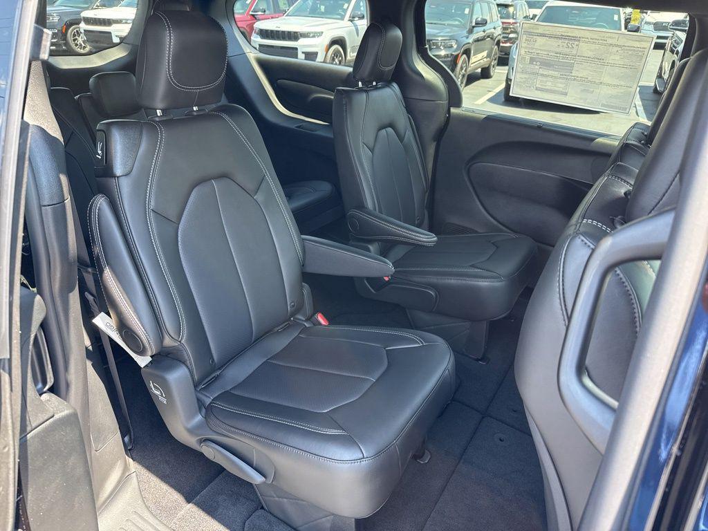 new 2025 Chrysler Pacifica car, priced at $39,934