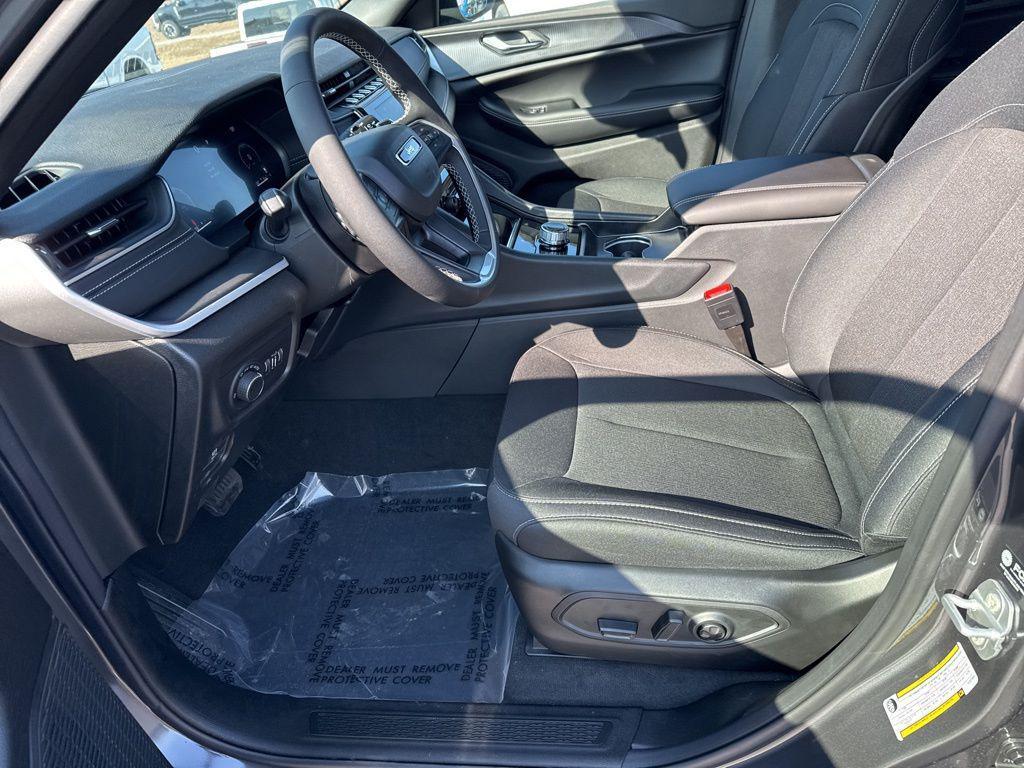 new 2026 Jeep Grand Cherokee car, priced at $43,225