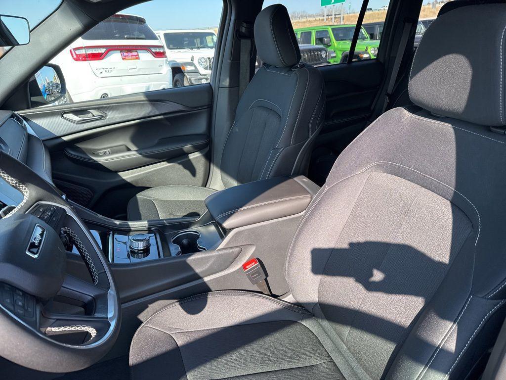 new 2026 Jeep Grand Cherokee car, priced at $43,225