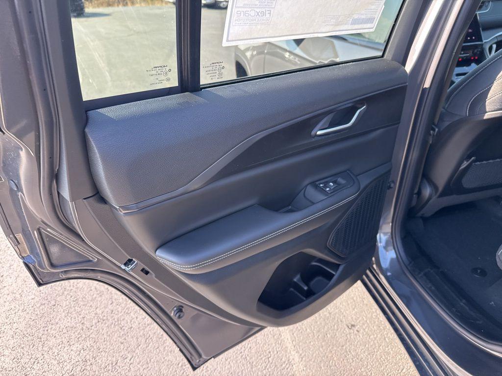 new 2026 Jeep Grand Cherokee car, priced at $43,225