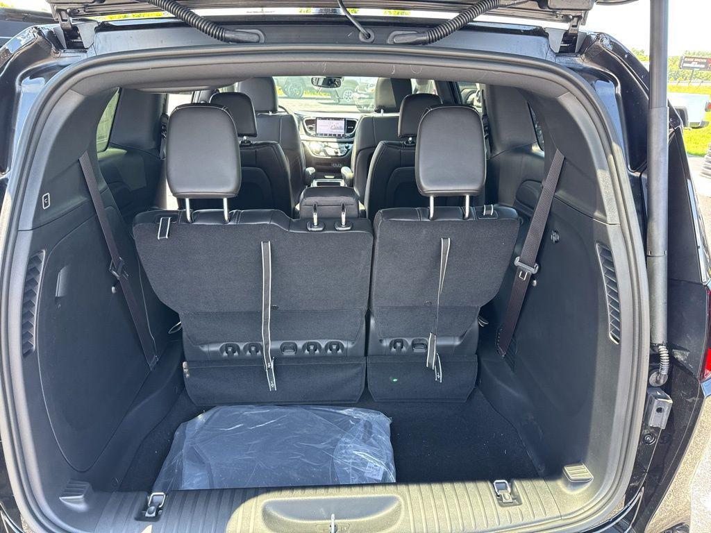 new 2025 Chrysler Pacifica car, priced at $45,620