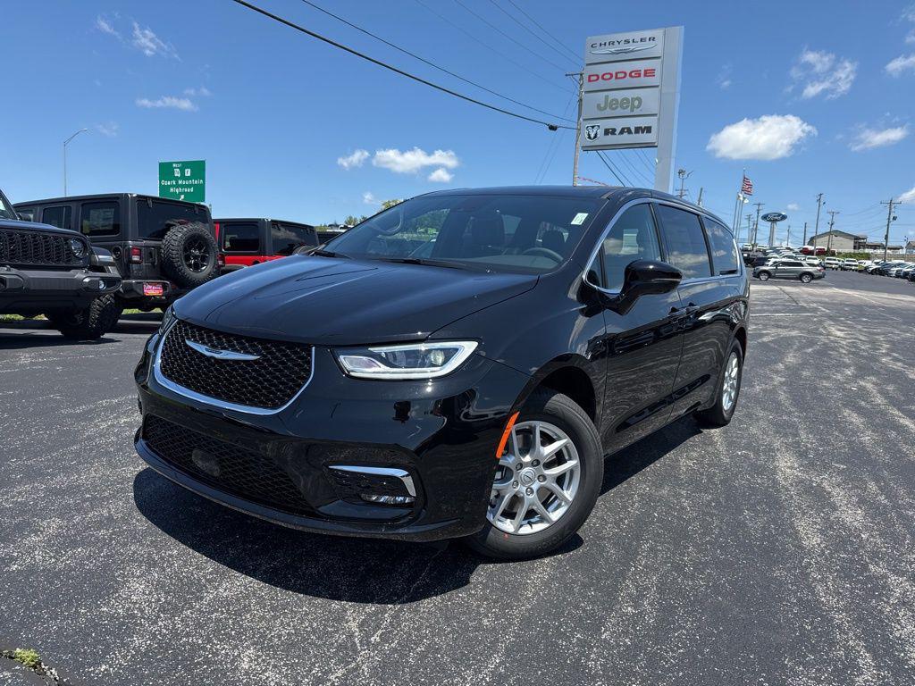 new 2025 Chrysler Pacifica car, priced at $45,620
