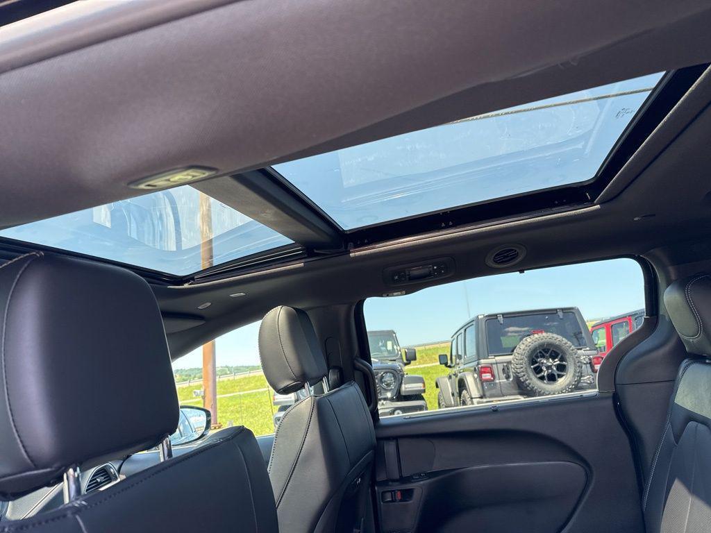 new 2025 Chrysler Pacifica car, priced at $45,620