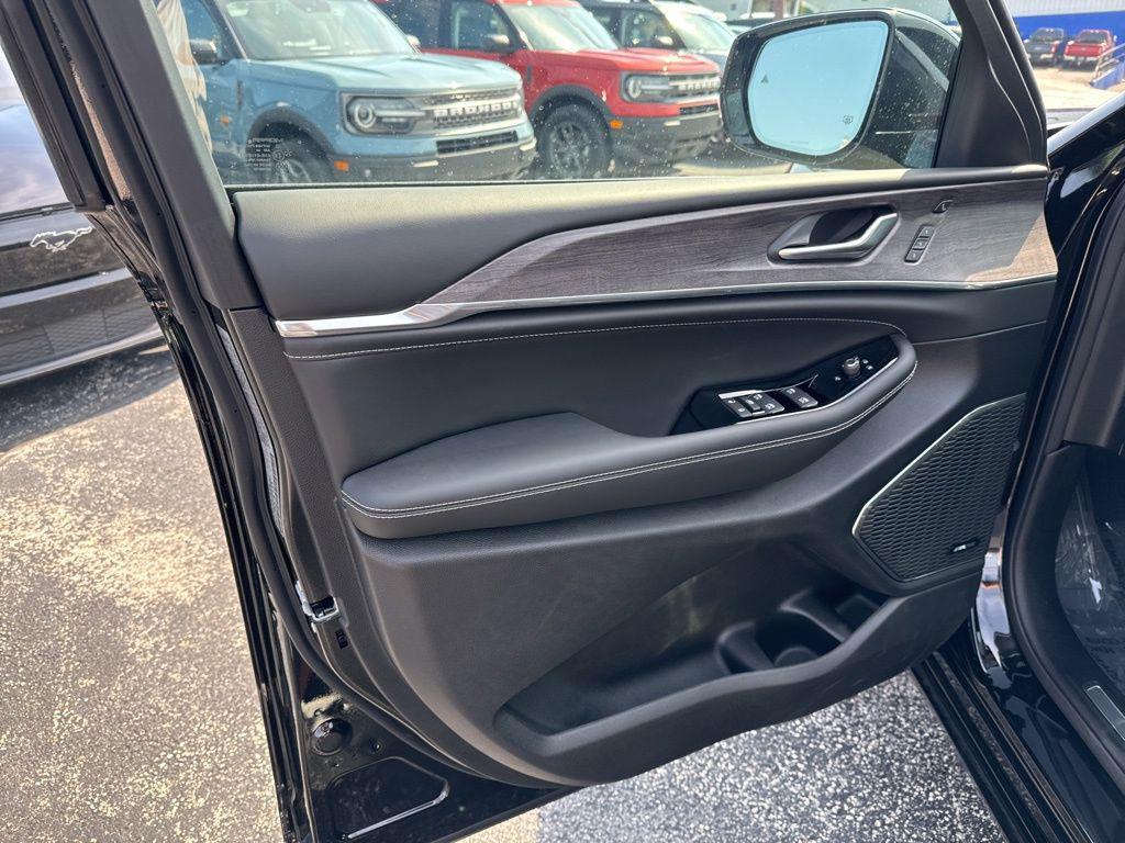 new 2024 Jeep Grand Cherokee L car, priced at $58,159