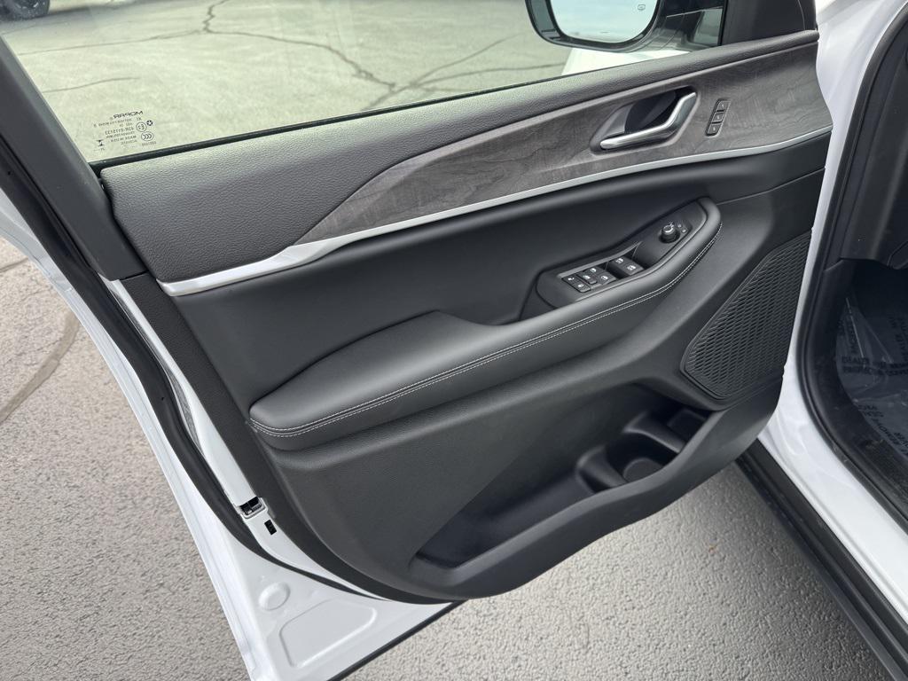 new 2025 Jeep Grand Cherokee car, priced at $45,419