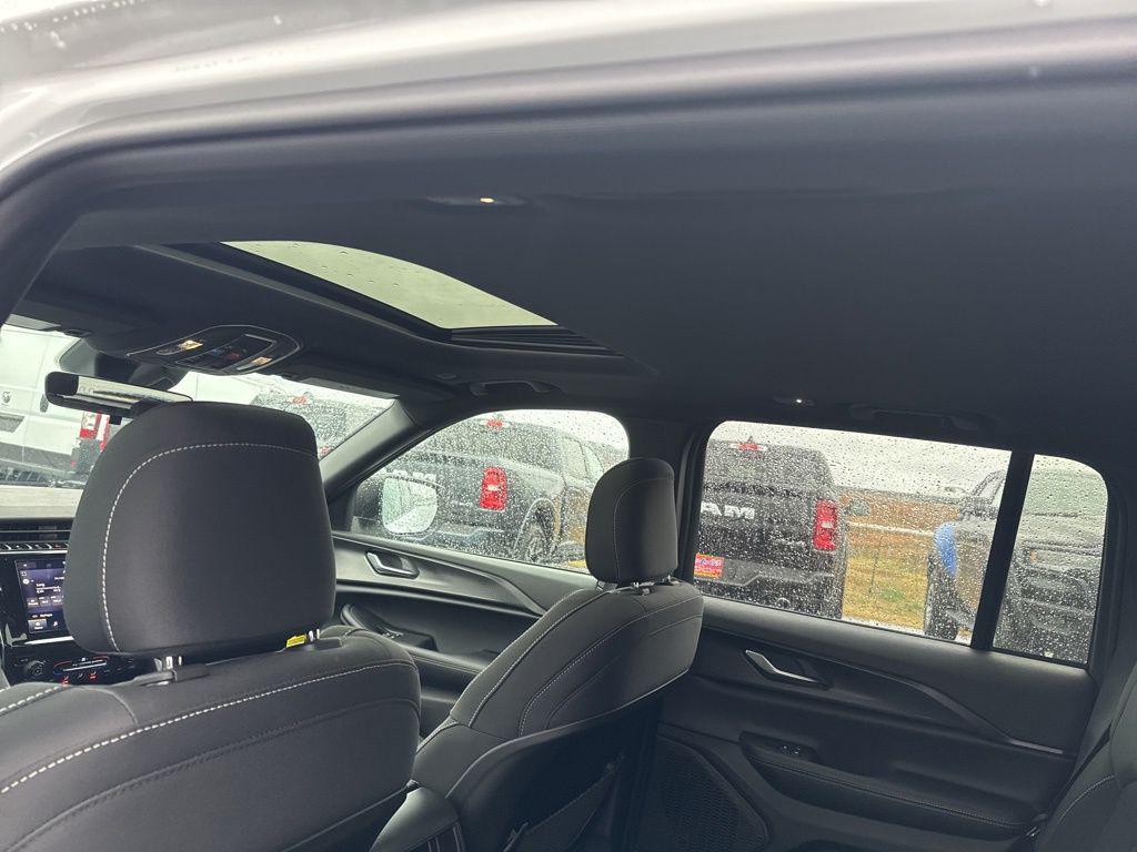 new 2025 Jeep Grand Cherokee car, priced at $41,775