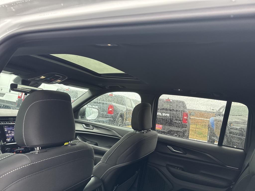 new 2025 Jeep Grand Cherokee car, priced at $38,522