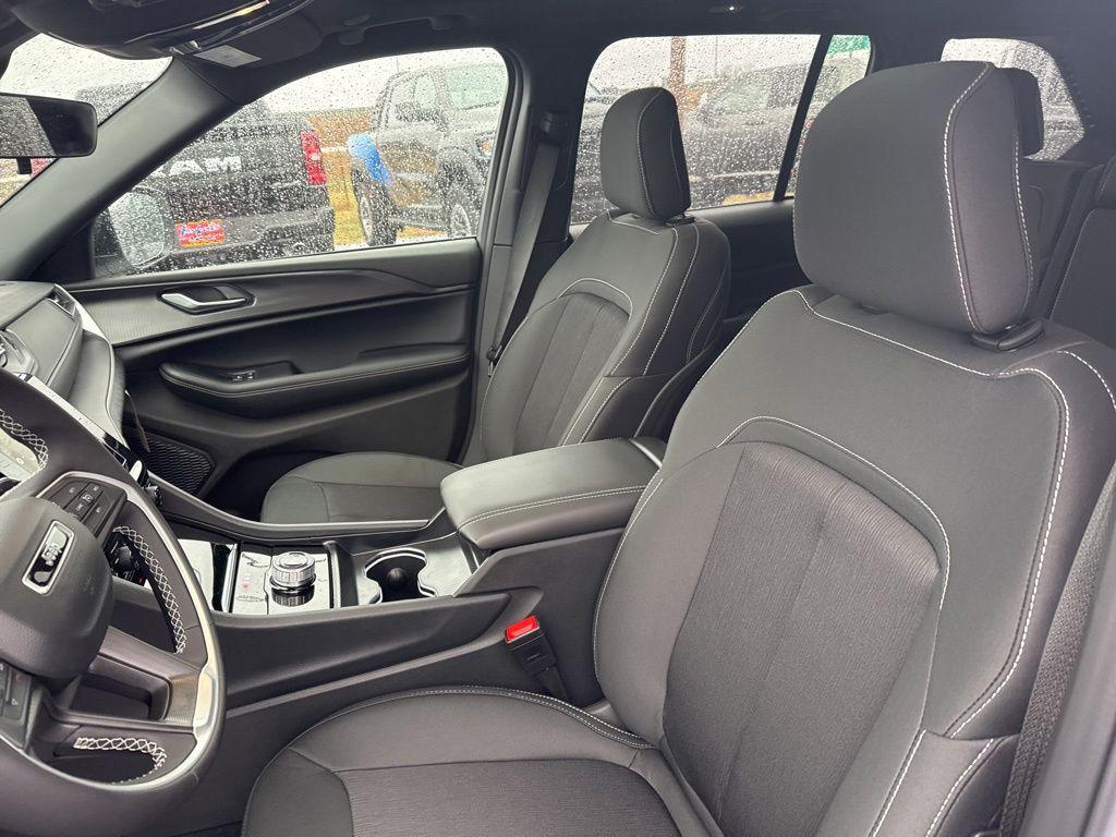 new 2025 Jeep Grand Cherokee car, priced at $41,775