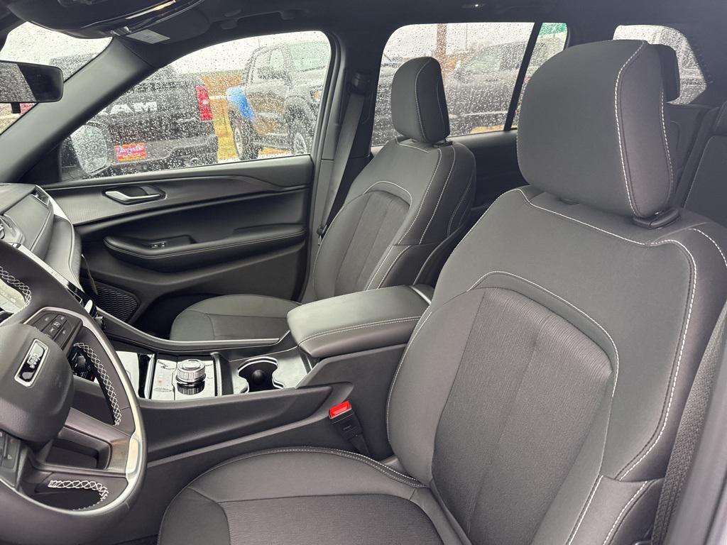 new 2025 Jeep Grand Cherokee car, priced at $38,522