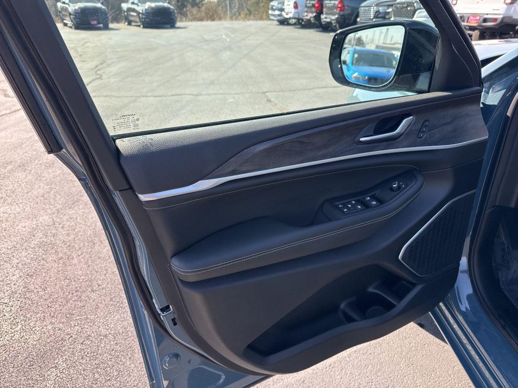 new 2026 Jeep Grand Cherokee car, priced at $56,490