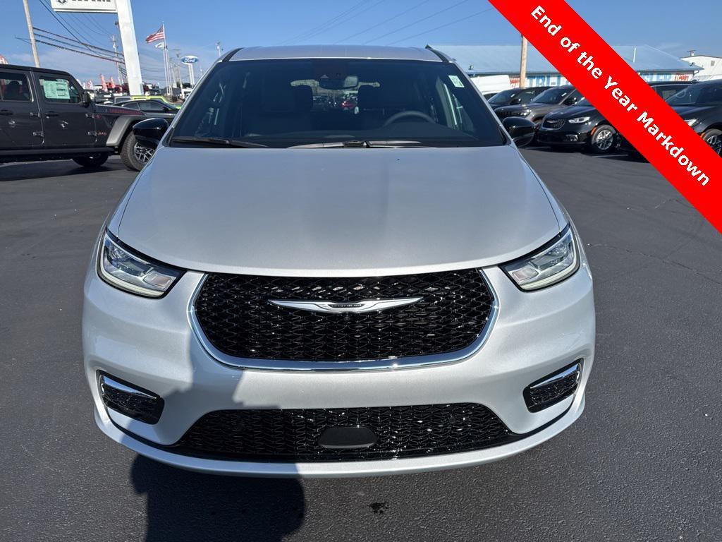 new 2026 Chrysler Pacifica car, priced at $44,496
