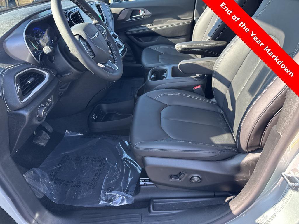 new 2026 Chrysler Pacifica car, priced at $44,496