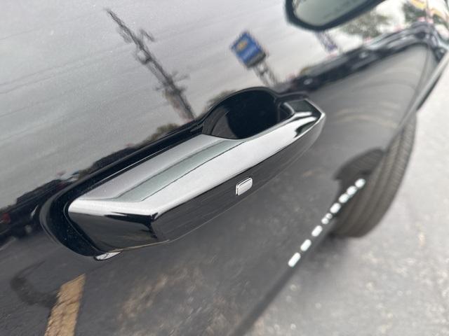 used 2025 Chevrolet Traverse car, priced at $33,200