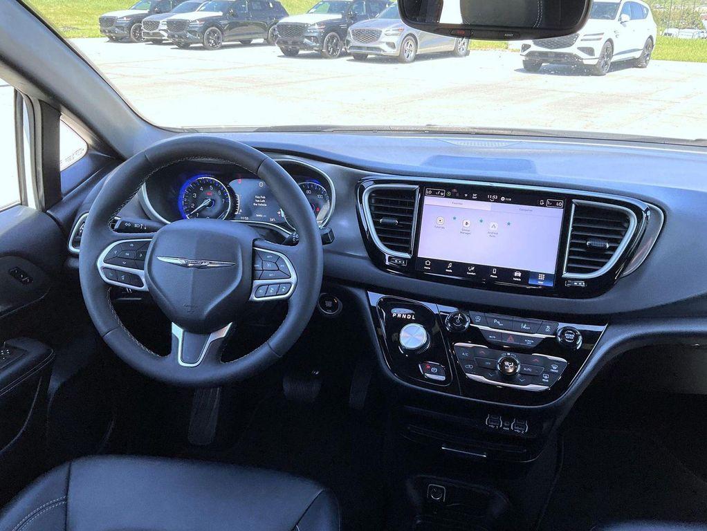 used 2025 Chrysler Pacifica car, priced at $29,999