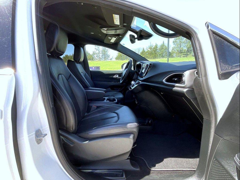 used 2025 Chrysler Pacifica car, priced at $29,999