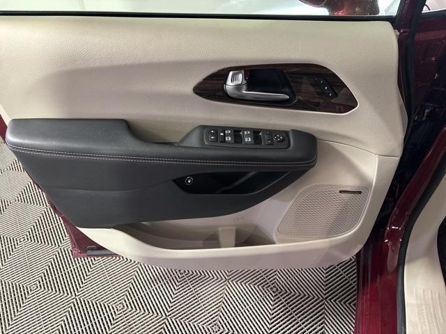 used 2022 Chrysler Pacifica Hybrid car, priced at $31,000