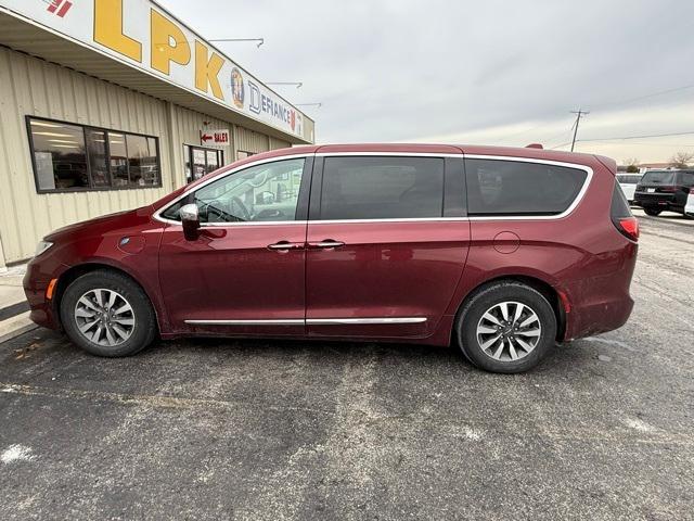 used 2022 Chrysler Pacifica Hybrid car, priced at $32,000
