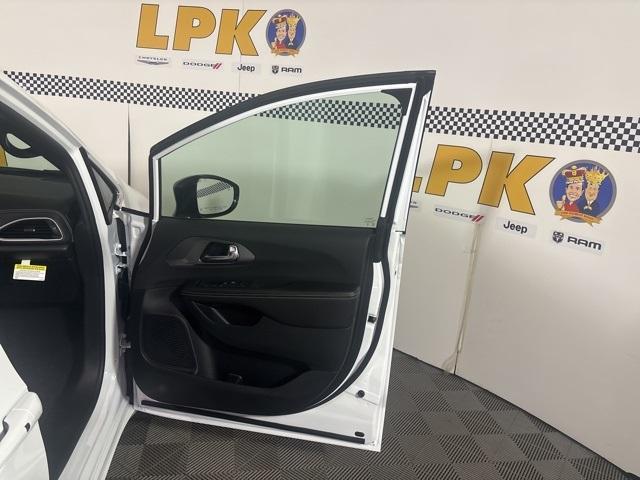 new 2026 Chrysler Pacifica car, priced at $41,068