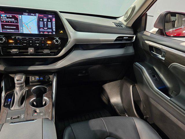 used 2022 Toyota Highlander car, priced at $39,024