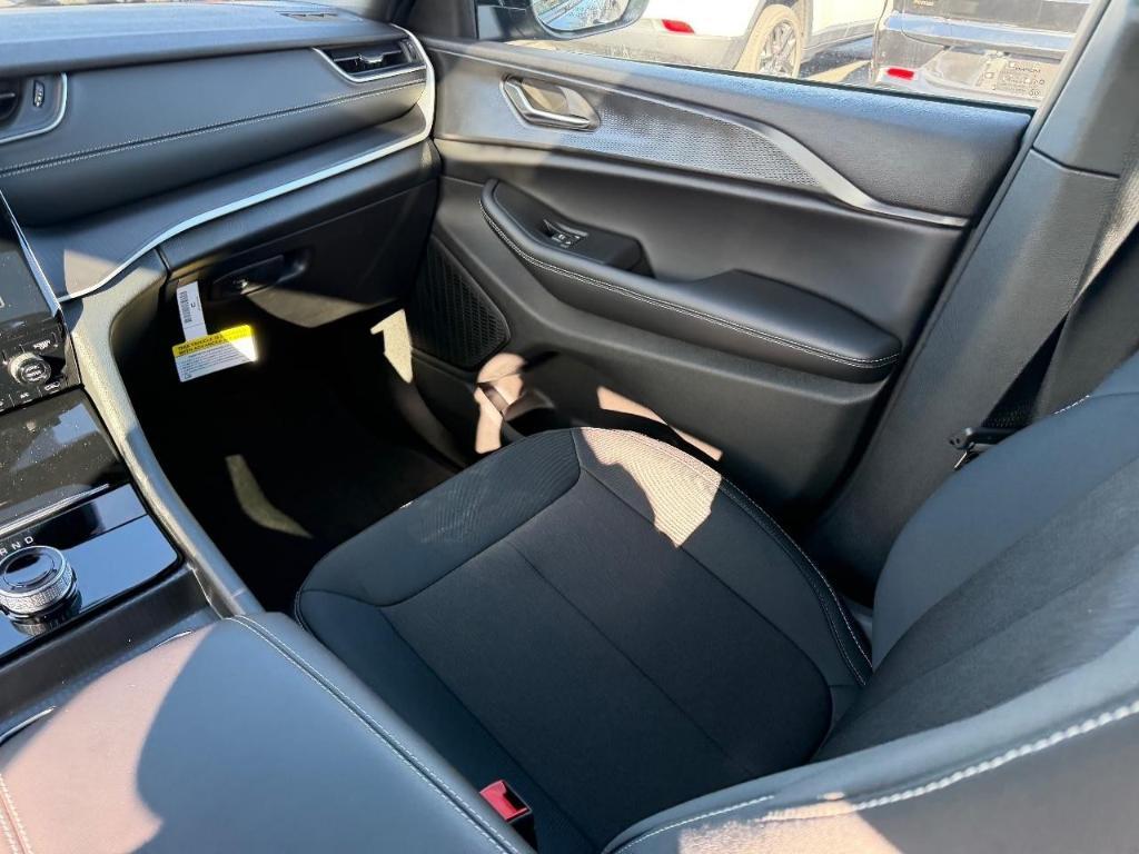 new 2025 Jeep Grand Cherokee car, priced at $39,920