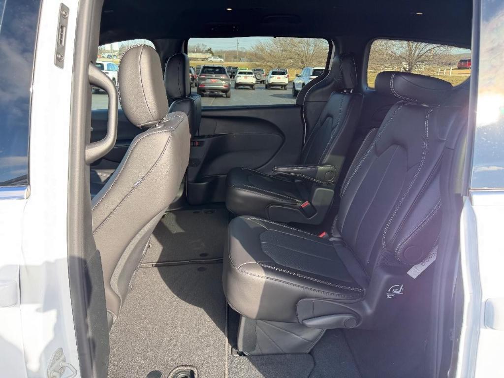 new 2026 Chrysler Pacifica car, priced at $39,095