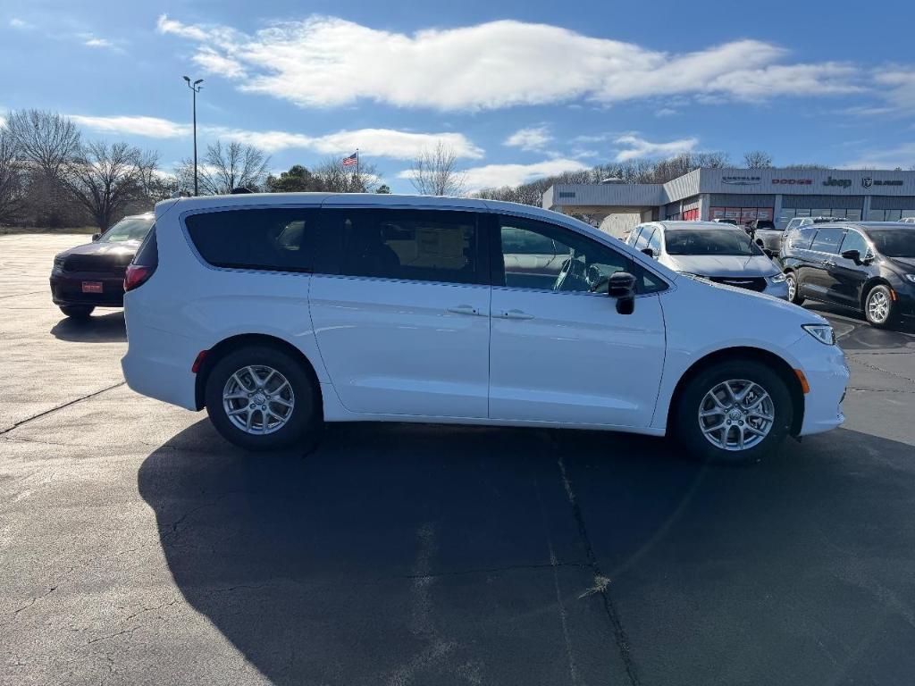 new 2026 Chrysler Pacifica car, priced at $39,095