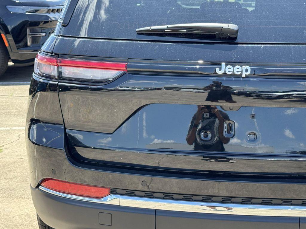 new 2026 Jeep Grand Cherokee car, priced at $33,499
