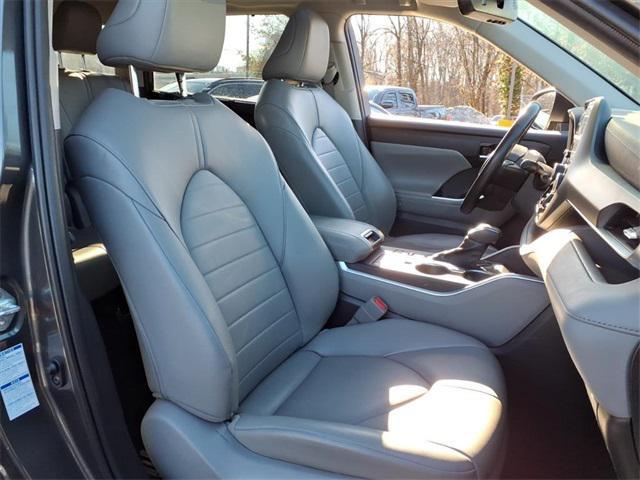 used 2022 Toyota Highlander car, priced at $32,394