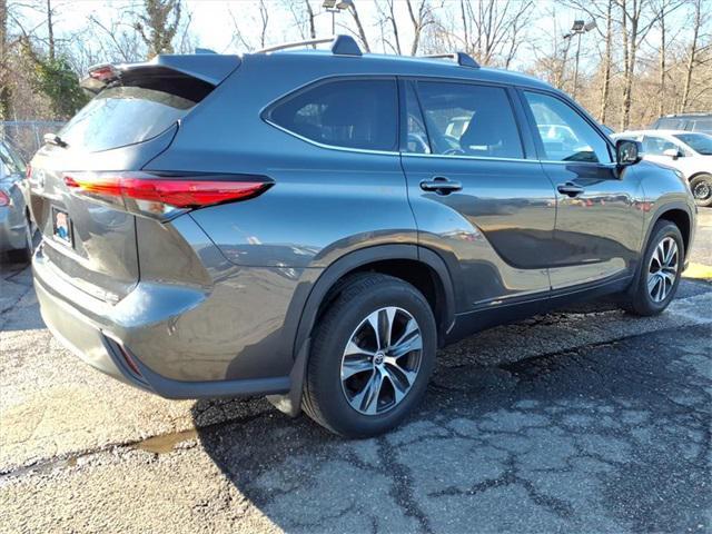 used 2022 Toyota Highlander car, priced at $32,394