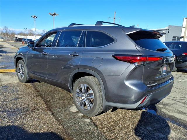 used 2022 Toyota Highlander car, priced at $32,394