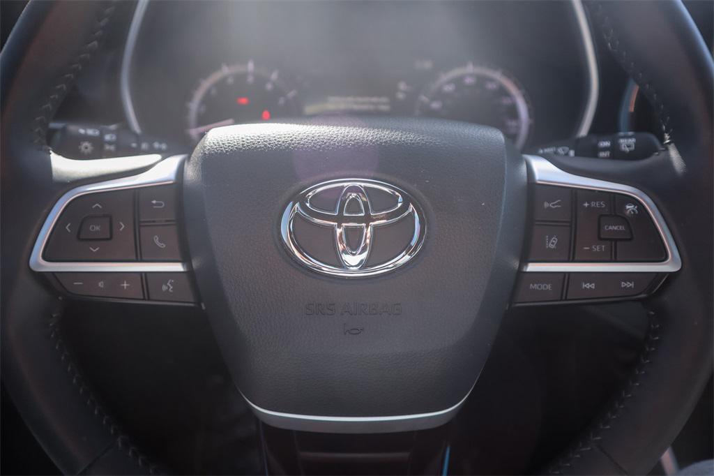 used 2024 Toyota Highlander car, priced at $39,999