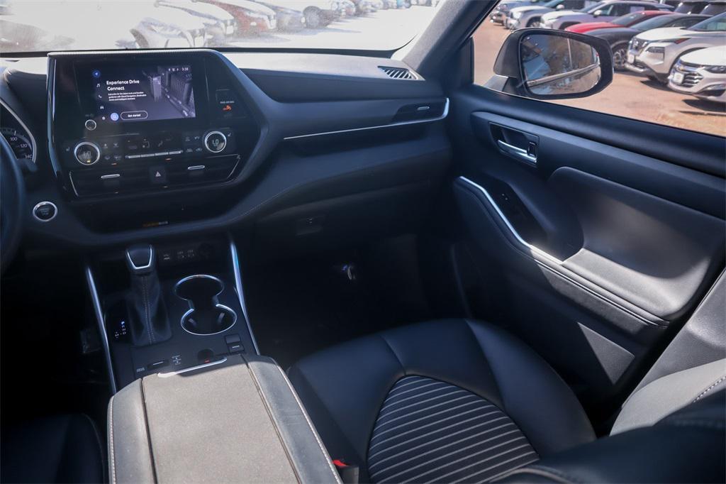 used 2024 Toyota Highlander car, priced at $39,999