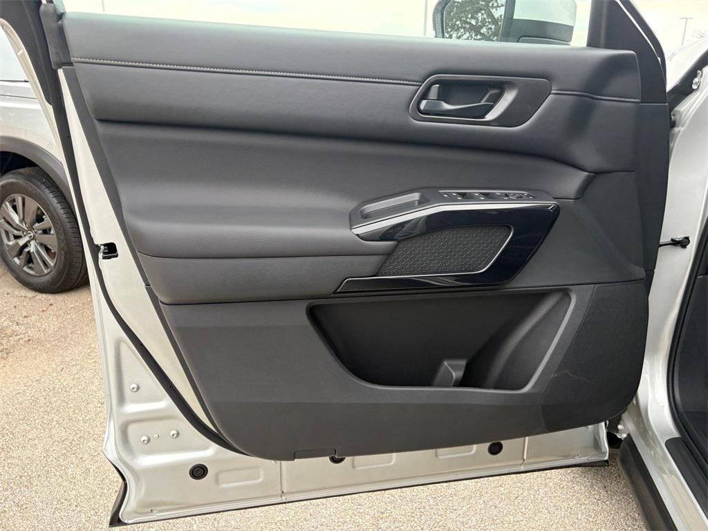 new 2025 Nissan Pathfinder car, priced at $37,207